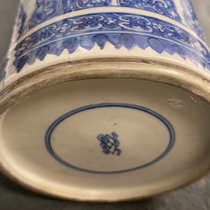 Une paire de vases en porcelaine de Chine en bleu et blanc, Kangxi — photo 16