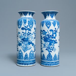 Une paire de vases en porcelaine de Chine en bleu et blanc, Kangxi — photo 4