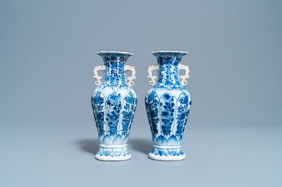 Une paire de vases en porcelaine de Chine en bleu et blanc, Kangxi