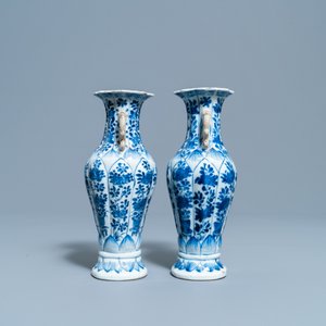 Une paire de vases en porcelaine de Chine en bleu et blanc, Kangxi — photo 2