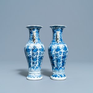 Une paire de vases en porcelaine de Chine en bleu et blanc, Kangxi — photo 4