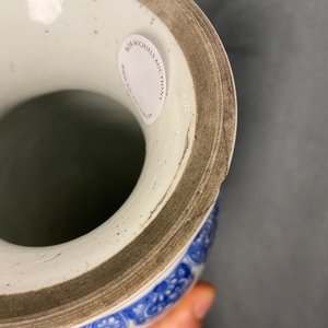 Une paire de vases en porcelaine de Chine en bleu et blanc, Kangxi — photo 11
