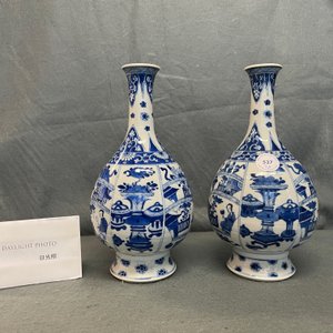 Une paire de vases en porcelaine de Chine en bleu et blanc, Kangxi — photo 12