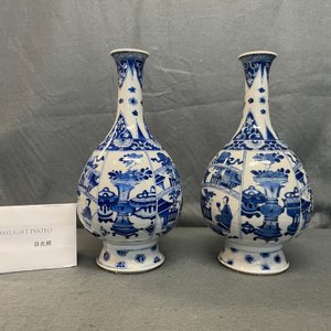 Une paire de vases en porcelaine de Chine en bleu et blanc, Kangxi — photo 14