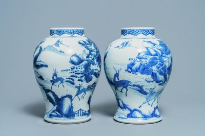 Une paire de vases en porcelaine de Chine en bleu et blanc, Kangxi