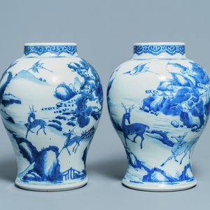 Une paire de vases en porcelaine de Chine en bleu et blanc, Kangxi — photo 1