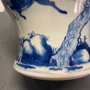Une paire de vases en porcelaine de Chine en bleu et blanc, Kangxi — photo 13