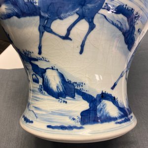 Une paire de vases en porcelaine de Chine en bleu et blanc, Kangxi — photo 23