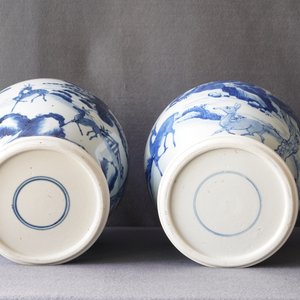 Une paire de vases en porcelaine de Chine en bleu et blanc, Kangxi — photo 10
