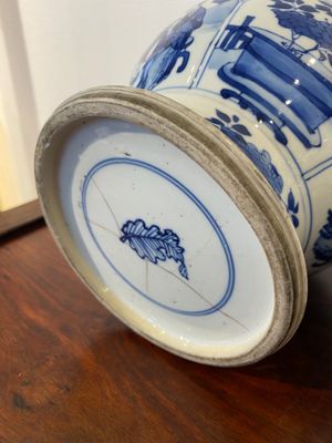 Une paire de vases en porcelaine de Chine en bleu et blanc, Kangxi — photo 11
