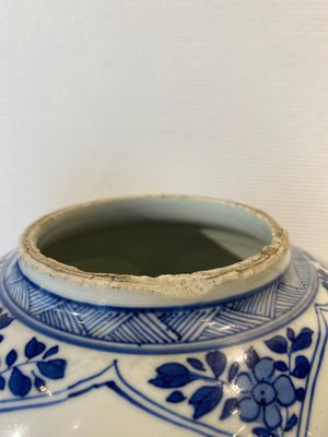 Une paire de vases en porcelaine de Chine en bleu et blanc, Kangxi — photo 7