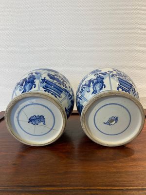 Une paire de vases en porcelaine de Chine en bleu et blanc, Kangxi — photo 9