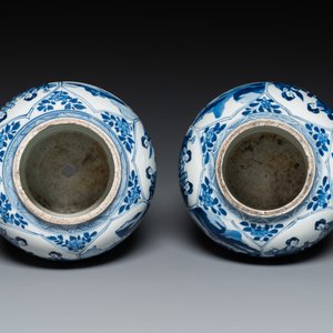 Une paire de vases en porcelaine de Chine en bleu et blanc, Kangxi — photo 5