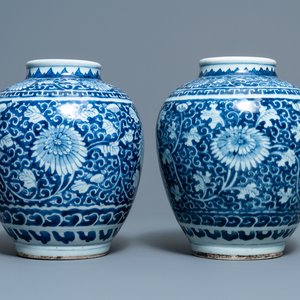 Une paire de vases en porcelaine de Chine en bleu et blanc, Kangxi — photo 1