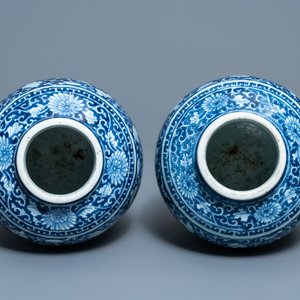 Une paire de vases en porcelaine de Chine en bleu et blanc, Kangxi — photo 5