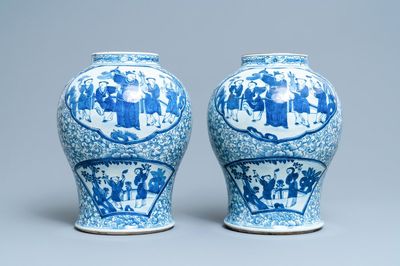 Une paire de vases en porcelaine de Chine en bleu et blanc, marque de Chenghua, 19ème