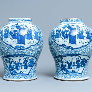 Une paire de vases en porcelaine de Chine en bleu et blanc, marque de Chenghua, 19ème — photo 1