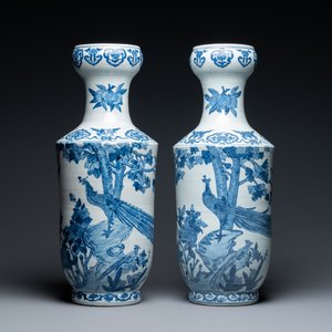 Une paire de vases en porcelaine de Chine en bleu et blanc, marque de Qianlong, 20ème — photo 1
