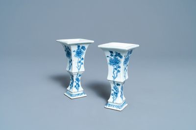Une paire de vases en porcelaine de Chine en bleu et blanc, Qianlong