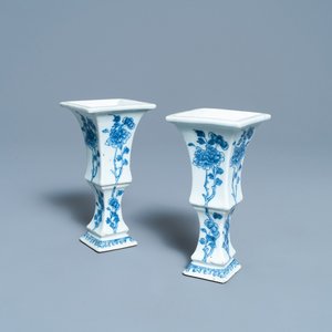 Une paire de vases en porcelaine de Chine en bleu et blanc, Qianlong — photo 1