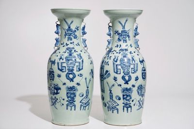 Une paire de vases en porcelaine de Chine en bleu et blanc sur fond céladon, 19ème