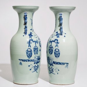 Une paire de vases en porcelaine de Chine en bleu et blanc sur fond céladon, 19ème — photo 2