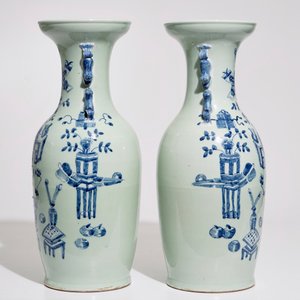 Une paire de vases en porcelaine de Chine en bleu et blanc sur fond céladon, 19ème — photo 4