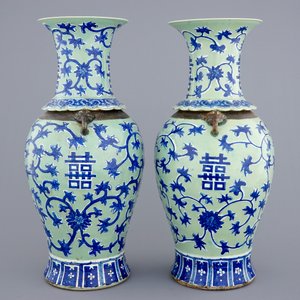 Une paire de vases en porcelaine de Chine en bleu et blanc sur fond céladon aux fleurs de lotus, 19ème — photo 2