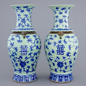Une paire de vases en porcelaine de Chine en bleu et blanc sur fond céladon aux fleurs de lotus, 19ème — photo 4