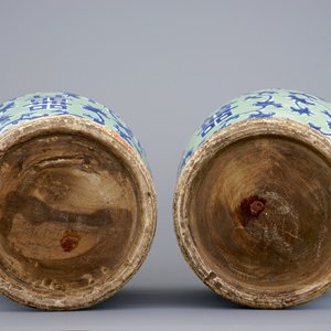 Une paire de vases en porcelaine de Chine en bleu et blanc sur fond céladon aux fleurs de lotus, 19ème — photo 6