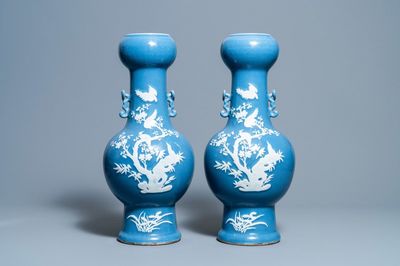 Une paire de vases en porcelaine de Chine en bleu monochrome décorés en engobe blanche, Chine, 19ème