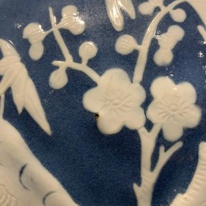 Une paire de vases en porcelaine de Chine en bleu monochrome décorés en engobe blanche, Chine, 19ème — photo 13