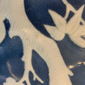 Une paire de vases en porcelaine de Chine en bleu monochrome décorés en engobe blanche, Chine, 19ème — photo 14