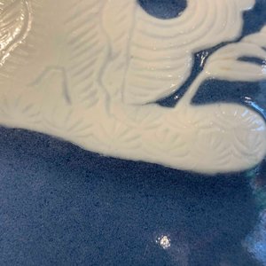 Une paire de vases en porcelaine de Chine en bleu monochrome décorés en engobe blanche, Chine, 19ème — photo 16