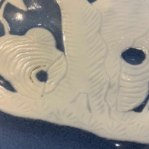 Une paire de vases en porcelaine de Chine en bleu monochrome décorés en engobe blanche, Chine, 19ème — photo 17