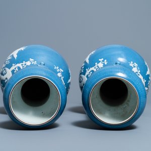 Une paire de vases en porcelaine de Chine en bleu monochrome décorés en engobe blanche, Chine, 19ème — photo 5