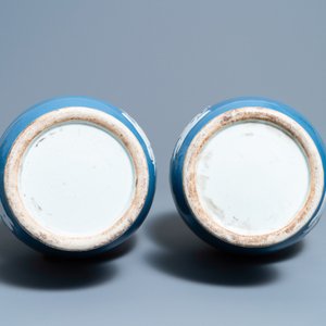 Une paire de vases en porcelaine de Chine en bleu monochrome décorés en engobe blanche, Chine, 19ème — photo 6