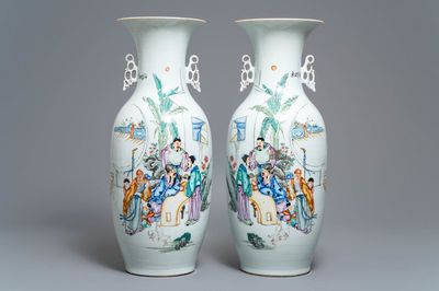 Une paire de vases en porcelaine de Chine famille rose, 19/20ème