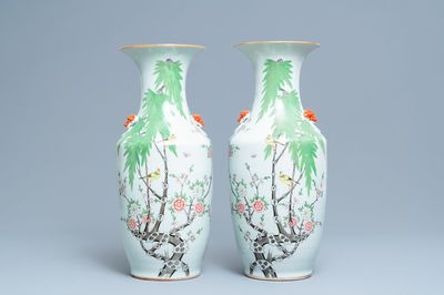 Une paire de vases en porcelaine de Chine famille rose, 19/20ème