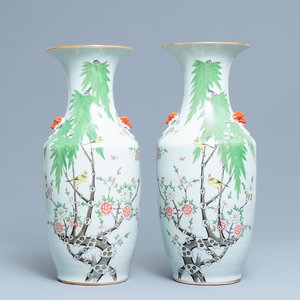 Une paire de vases en porcelaine de Chine famille rose, 19/20ème — photo 1