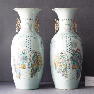 Une paire de vases en porcelaine de Chine famille rose, 19/20ème — photo 7
