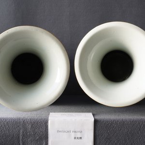 Une paire de vases en porcelaine de Chine famille rose, 19/20ème — photo 9