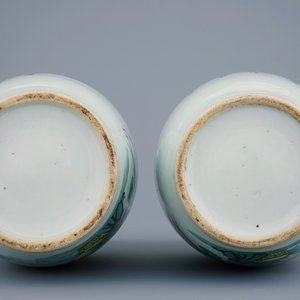 Une paire de vases en porcelaine de Chine famille rose, 19/20ème — photo 6