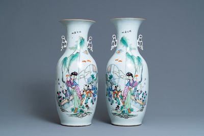 Une paire de vases en porcelaine de Chine famille rose, 19/20ème