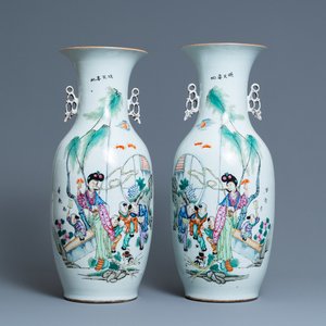 Une paire de vases en porcelaine de Chine famille rose, 19/20ème — photo 1