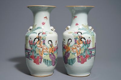 Une paire de vases en porcelaine de Chine famille rose, 19/20ème