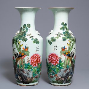 Une paire de vases en porcelaine de Chine famille rose, 19/20ème — photo 1