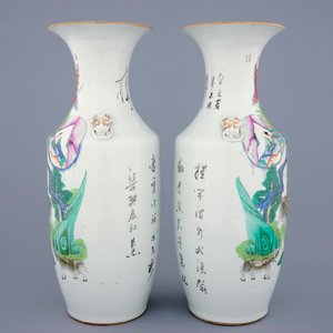 Une paire de vases en porcelaine de Chine famille rose, 19/20ème — photo 2