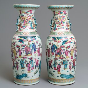 Une paire de vases en porcelaine de Chine famille rose, 19ème — photo 1