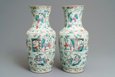 Une paire de vases en porcelaine de Chine famille rose, 19ème